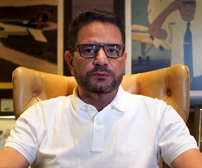 De camisa branca e tom sereno, Gladson Cameli afirma que sua condenação é perseguição política