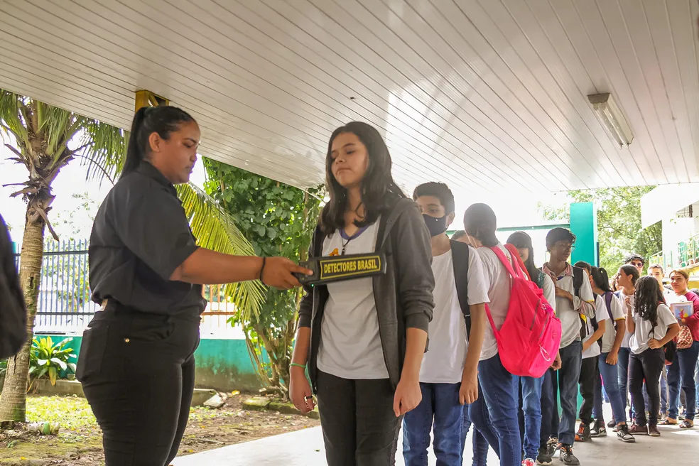 “Nunca fomos contra as raquetes”: secretário cita lei de 2023 após reforço na segurança de escolas do Acre