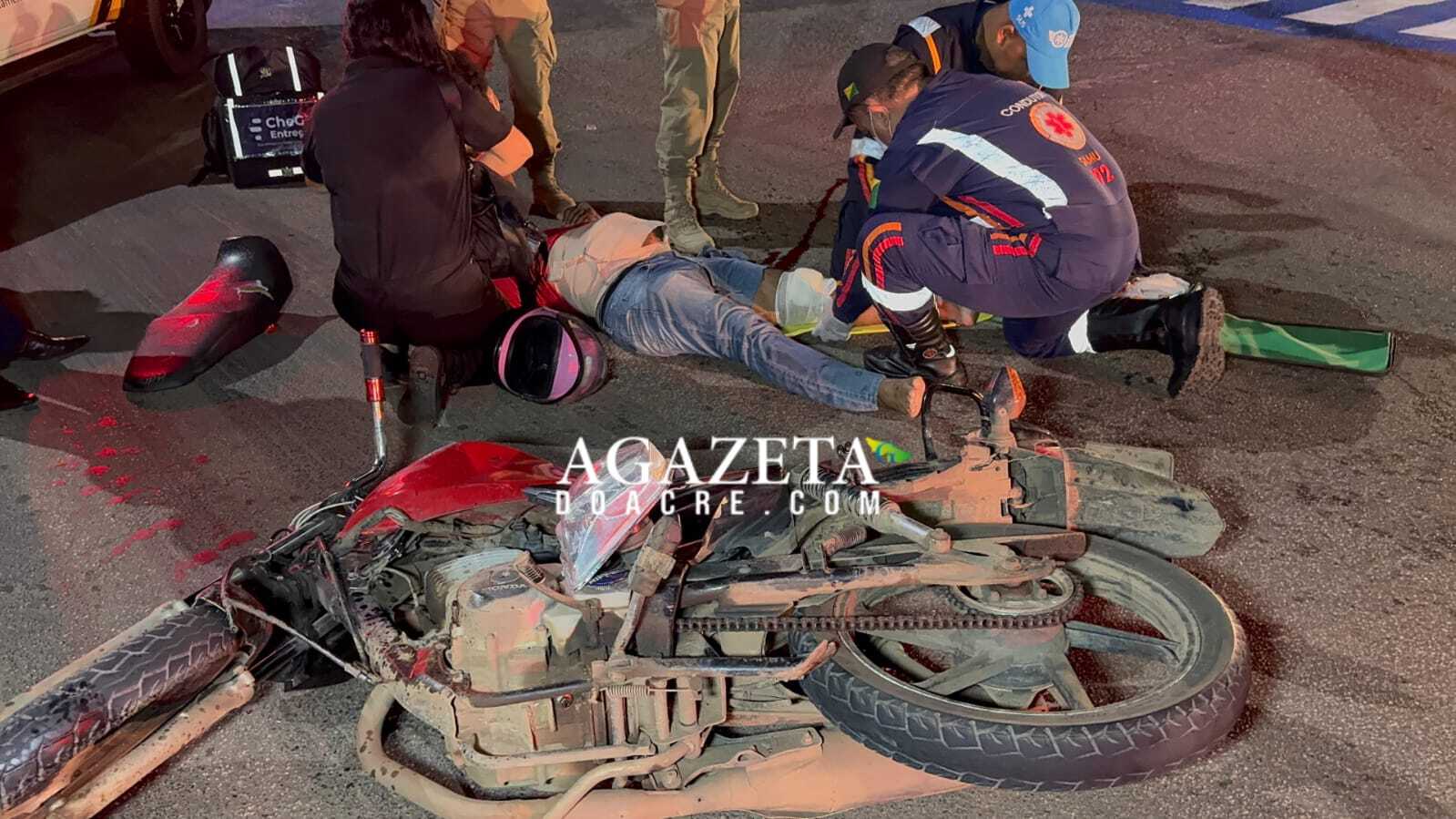Entregadores ficam feridos após colisão entre motos em cruzamento