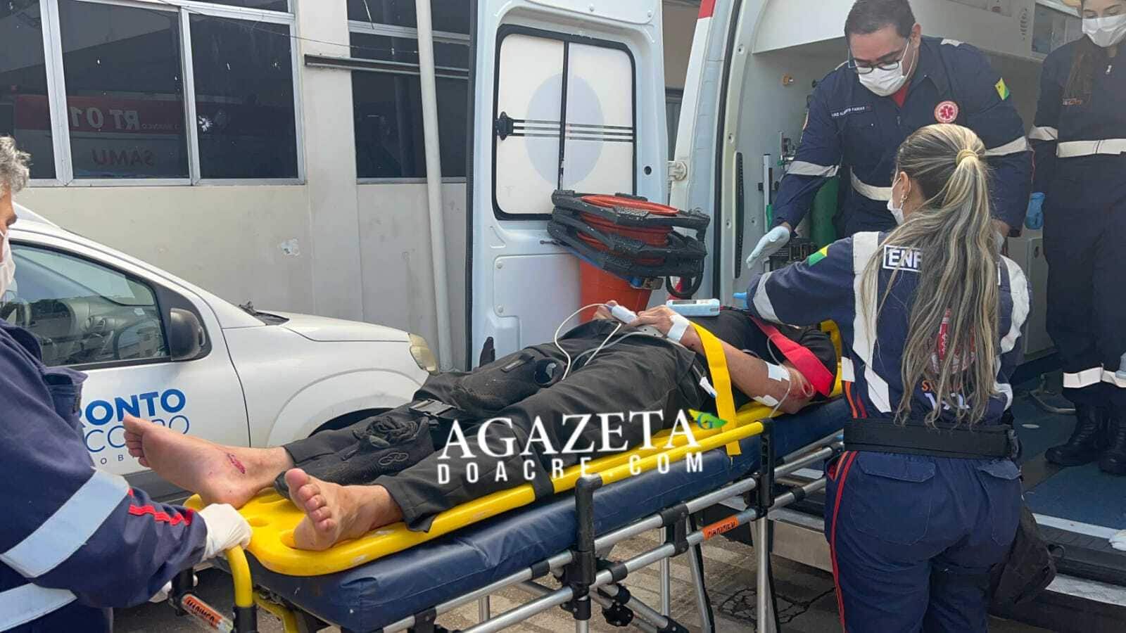 Colisão contra carro estacionado deixa motociclista ferido