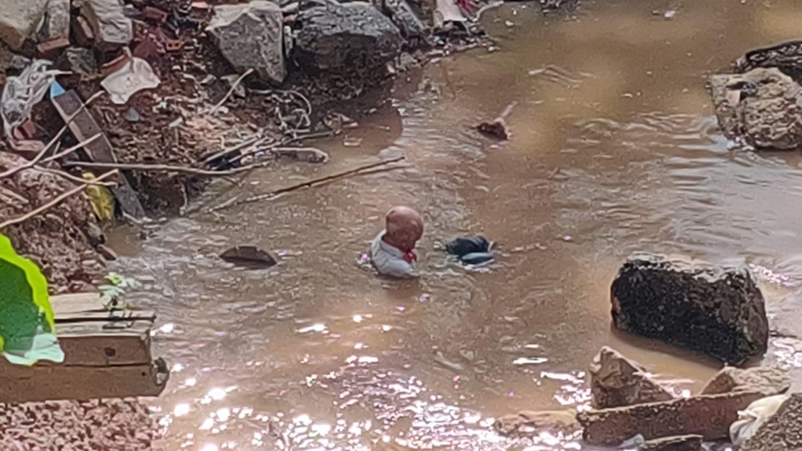 VÍDEO: Idoso é encontrado ferido dentro de igarapé na região da Baixada