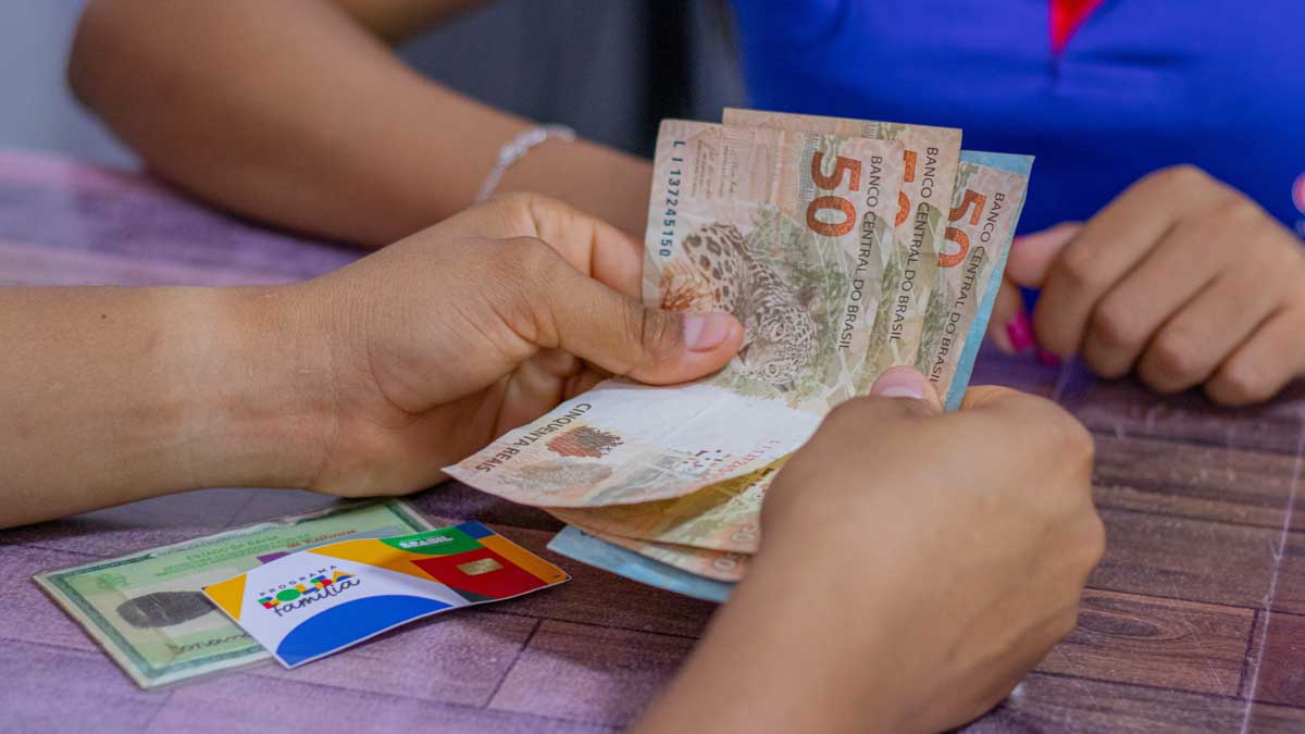 Nova exigência do Bolsa Família pode fazer com que milhões de pessoas percam o benefício